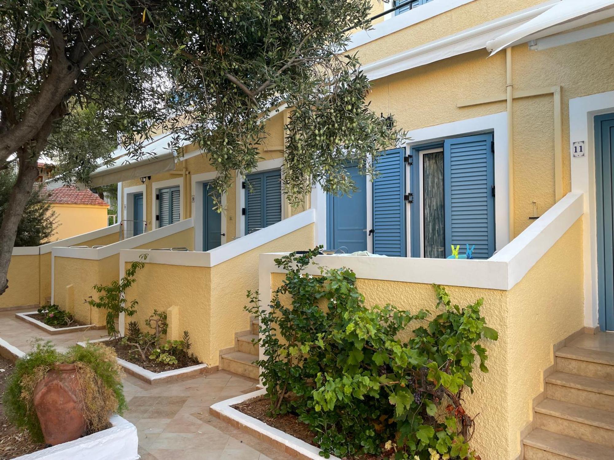 Esperides Maisonettes Agia Marina  Exterior photo